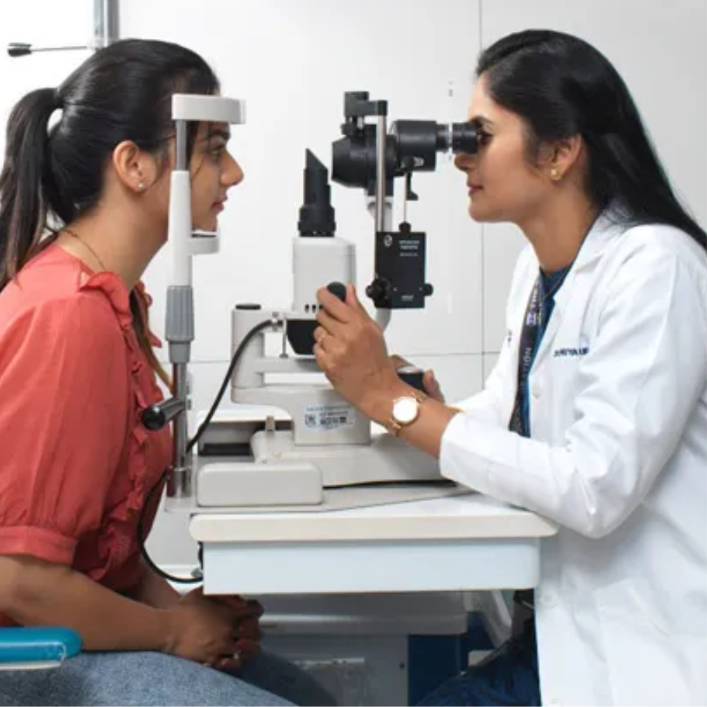 Doctor doing eye checkup in Lucknow